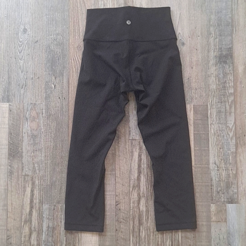 Lululemon Wunder Under Size 4 Black 3/4 (Crop) Leggings